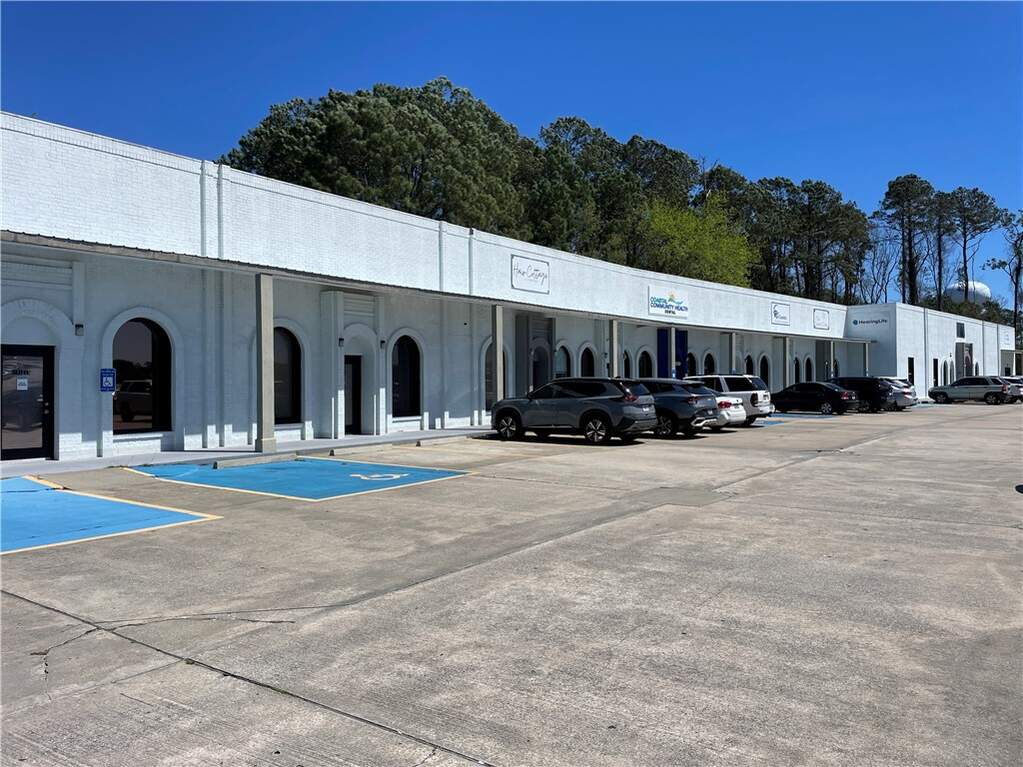 106 Shoppers Way #108-109